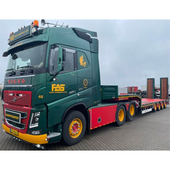Volvo FH4 Globetrotter 6x2 Tag Axle Semi Lowloader w/Ramps 'Frede